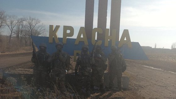 ロシアの民間軍事会社を率いるプリコジン氏が１２日、テレグラムに激戦地バフムト近郊クラスナホラのモニュメント前に立つワグネルの傭兵の写真を上げた。［ＳＮＳ　キャプチャー］