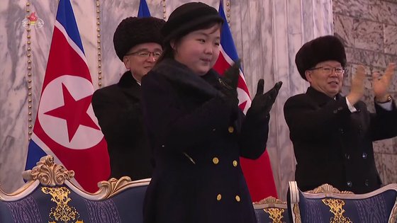 ２０２３年の北朝鮮軍事パレードで拍手する金正恩の娘、キム・ジュエ。［写真　聯合ニュース］