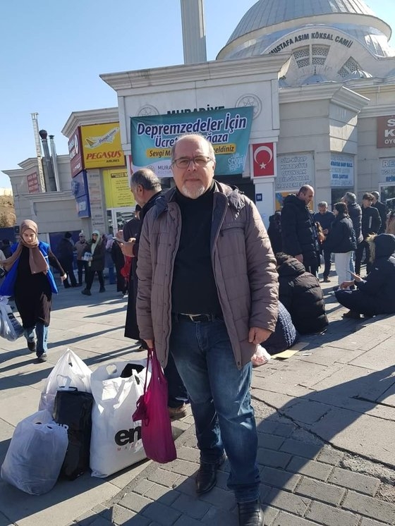 １４日、エルジイェス大のティルケジュ韓国語文学科教授はトルコ首都アンカラで、被災者に食品など救援物資を支援するボランティア活動に参加した。　写真＝ティルケジュ教授提供