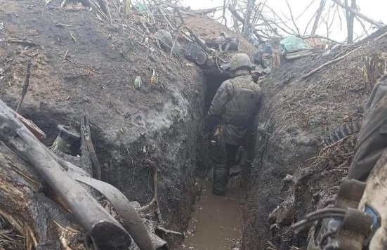 ウクライナ・ドネツク地域のバフムトではウクライナ兵士が塹壕を掘ってロシア軍に対抗している。［ウクライナ外務省ホームページ　キャプチャー］