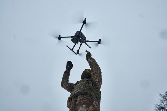 ドローンを飛ばすウクライナ兵の姿、［写真　ＡＰ＝聯合ニュース］