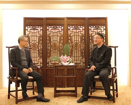 １５日に中国外交部の劉勁松アジア司長が外交部庁舎でポスコ中国法人の宋容三法人長と会見している。［写真　中国外交部］