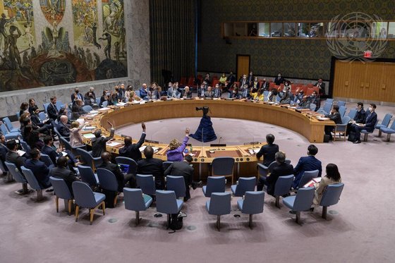 昨年５月、新たな北朝鮮制裁決議案を議論するために開かれた国連安全保障理事会の様子。北朝鮮制裁決議案は表決に付されたが中国とロシアの拒否権行使で否決された。［写真　国連］