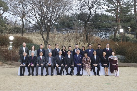 ２３日午後、議長公館で晩餐会を開いた韓日米議員会議の出席者たち。［写真　韓国国会］