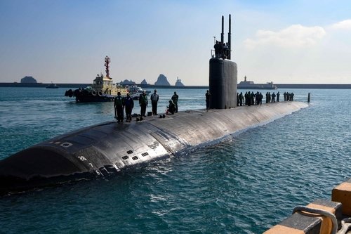 米原子力潜水艦「スプリングフィールド」の釜山作戦基地入港写真。［写真　米太平洋艦隊］