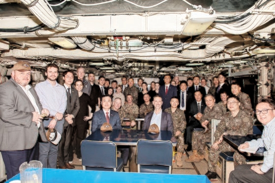 韓米拡大抑止手段運用演習（ＤＳＣ　ＴＴＸ）代表団が２３日に米ジョージア州キングスベイの海軍基地に停泊する原子力潜水艦「ウェストバージニア」を訪問し艦内でブリーフィングを受けている。［写真　国防部］
