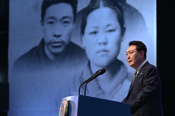 韓国の尹錫悦（ユン・ソクヨル）大統領が１日、ソウル中区（チュング）の柳寛順（ユ・グァンスン）記念館で開かれた第１０４周年三一節記念式典で記念演説をしている。尹大統領はこの日「複合危機と深刻な北の核の脅威など安保危機を克服するための韓日米３カ国の協力がいつよりも重要になった」とし「日本は過去の軍国主義侵略者から、我々と普遍的価値を共有して安保と経済、そしてグローバルアジェンダで協力するパートナーになった」と述べた。記念演説は合計１３６６字で例年より短かった。［写真　大統領室］