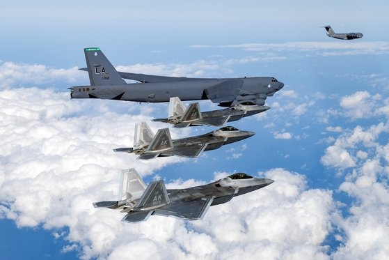 昨年１２月２０日、韓米連合空軍訓練のため韓半島に展開された米軍のＢ－５２Ｈ、Ｆ－２２が飛行している。　［写真＝国防部］