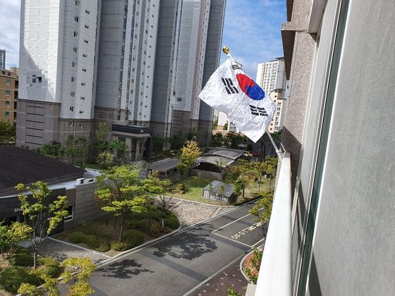 太極旗（韓国の国旗）が掲揚されているソウル市内のアパート　キム・バンヒョン記者