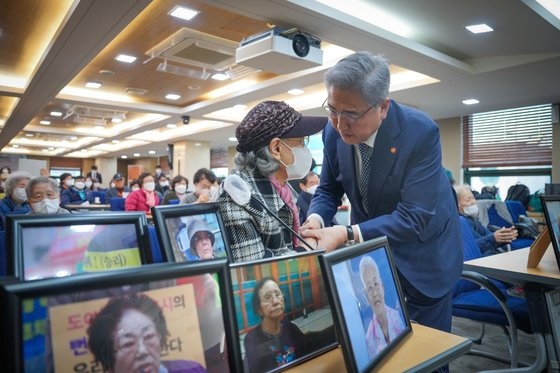 外交部の朴振（パク・ジン）長官が先月２８日、ソウル地方弁護士会館で強制徴用被害者と遺族と面談している。［写真　外交部］