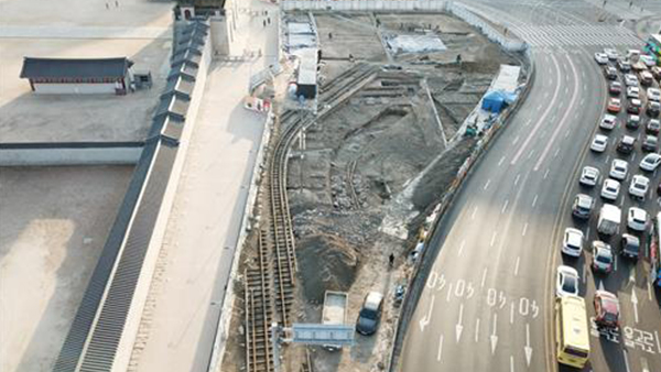 光化門の月台発掘調査現場で発掘された日帝時代の電車の線路。［写真　ソウル市］