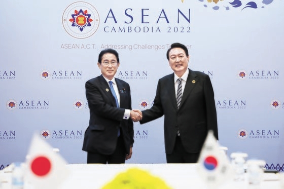 尹錫悦大統領が昨年１１月１３日にカンボジアのプノンペンで開かれた韓日首脳会談で日本の岸田文雄首相と握手している。［写真　大統領室］