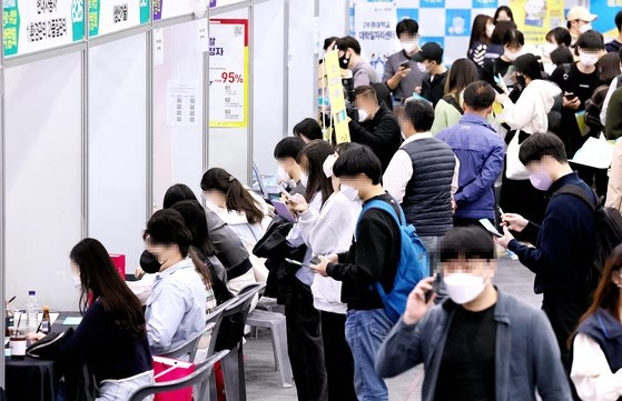 昨年１１月に釜山の釜慶大学大淵キャンパスで開かれた「２０２２ＰＫＮＵ進路・就業博覧会」。［中央フォト］