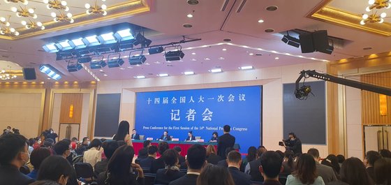 ７日、北京メディアセンターで開かれた秦剛外交部長の記者会見に内外の記者２００人余りが出席した。パク・ソンフン特派員