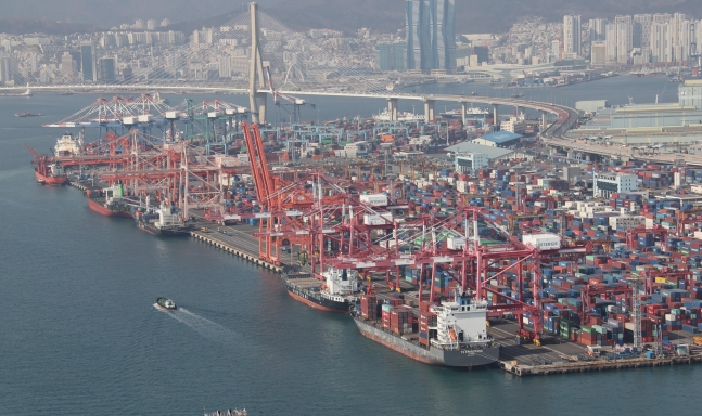 釜山南区戡蛮埠頭にコンテナが積まれている様子。ソン・ボングン記者