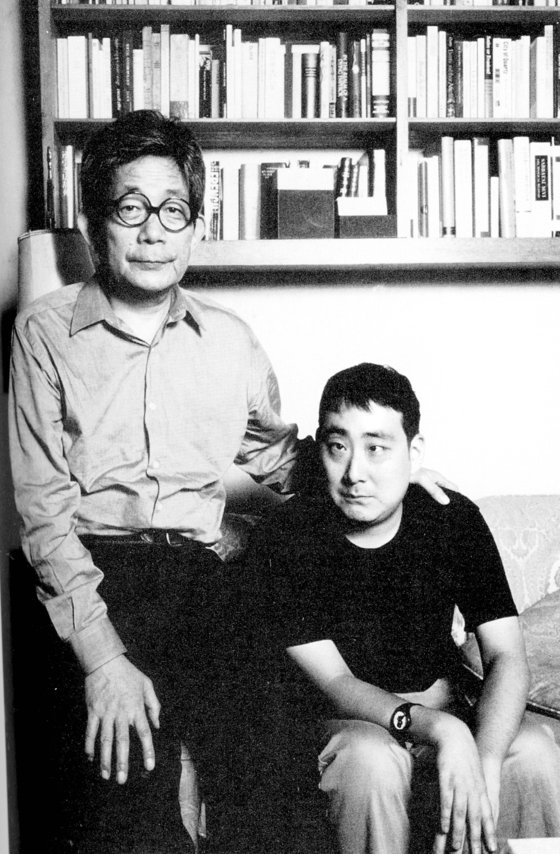 大江健三郎氏（左側）と息子の光氏。［中央フォト］