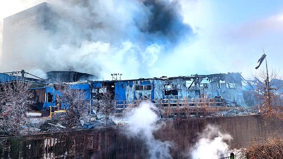 １２日午後１０時９分ごろに発生した火災で大田市大徳区のハンコックタイヤ大田工場の建物が全焼し崩壊直前になっている。シン・ジンホ記者