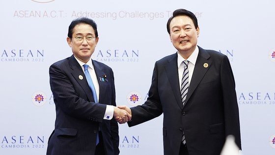 尹錫悦大統領が２０２２年１１月１３日にカンボジアのプノンペンで開かれた韓日首脳会談で日本の岸田文雄首相と握手している。［写真　大統領室］