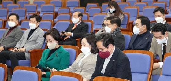 国民の力の初当選議員らが昨年１２月、ソウル汝矣島（ヨイド）の国会で開かれた初当選議員懇談会に出席した様子。