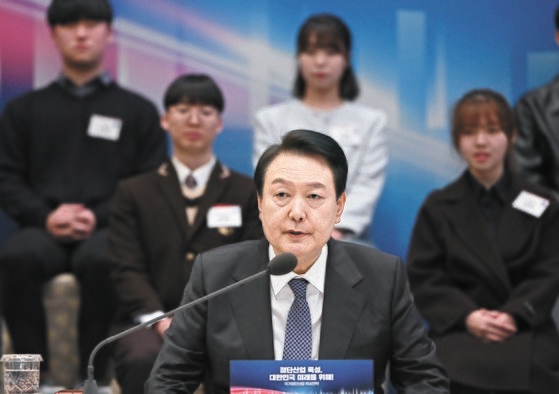尹錫悦大統領が１５日、大統領府迎賓館で開かれた第１４回非常経済民生会議を主宰している。［写真　大統領室］