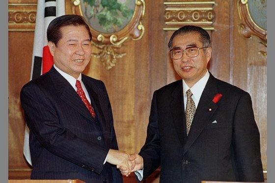 １９９８年１０月当時、金大中（キム・デジュン）大統領が日本を国賓訪問し、東京迎賓館で小渕恵三首相との首脳会談に先立ち握手をしている。［中央フォト］