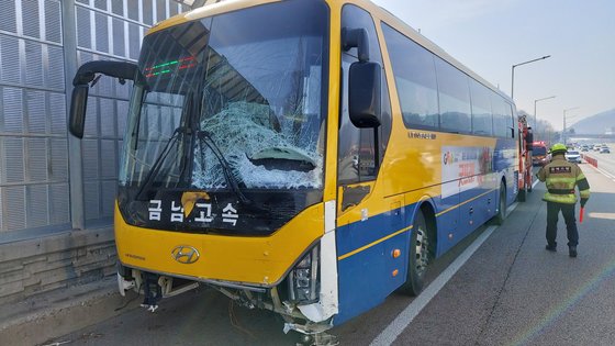 １９日午前９時３０分ごろ、忠清北道清州市西原区の京釜高速道路上りソウル方向の南清州ＩＣ付近で、高速バスがバス専用車線に停車していた乗用車を発見できず、衝突した。［写真　忠北消防本部］