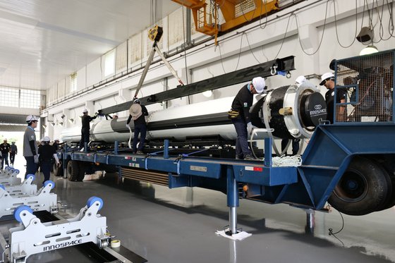 発射台設置前に最終点検が行われている試験ロケット「ハンビッ－ＴＬＶ」。高さ１６．３メートル、直径１メートル、重量８．４トンの１段ロケット。　写真＝イノスペース