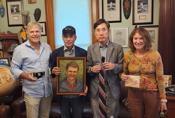 ２０２０年９月に西海上で北朝鮮軍に殺害されたイ・デジュン氏の兄イ・レジン氏（左から２人目）と国民の力の河泰慶（ハ・テギョン）議員（左から３人目）が、北朝鮮で抑留されて帰国後に死亡した米国人大学生オットー・ワームビア氏の親の米シンシナティの自宅を昨年９月に訪問した。　［河泰慶（ハ・テギョン）議員　フェイスブック　キャプチャー］