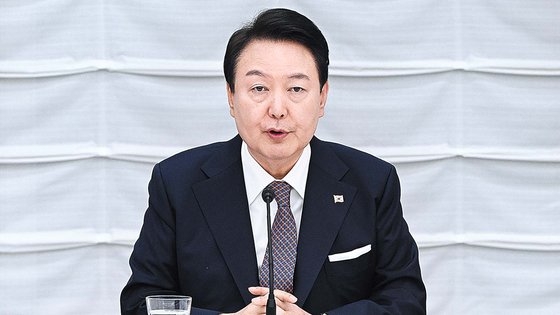 尹錫悦大統領が１７日に東京の経団連会館で開かれた韓日ビジネスラウンドテーブルで発言している。［写真　韓国大統領室］
