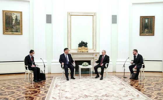 中国の習近平国家主席（左）とロシアのプーチン大統領が２０日にモスクワのクレムリンでの会談に先立ち冒頭発言をしている。［写真　ロシア大統領府］