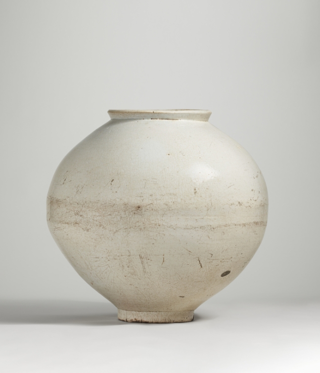 １８世紀朝鮮時代の白磁『タルハンアリ（満月壺）』  。［クリスティーズオークション］