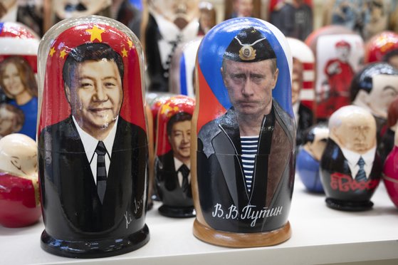 習近平主席とプーチン大統領のマトリョーシカ人形　（写真ＡＰ＝聯合ニュース）