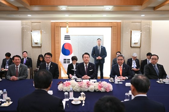 尹錫悦大統領が１７日に東京都内のホテルで日韓議員連盟と日韓親善協会中央会所属関係者らと面会している。［写真　韓国大統領室］