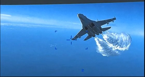 １６日（現地時間）に米国防総省が公開した機密解除映像。１４日、黒海上空で偵察任務を遂行中だったＭＱ－９「リーパー」無人機が墜落直前に撮影したもので、ロシア空軍Ｓｕ－２７戦闘機が燃料を投下して接近する場面が映っている。　［米国防総省映像　キャプチャー］
