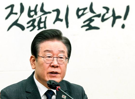 共に民主党の李在明代表が２２日午前、ソウル汝矣島（ヨイド）の国会で開かれた最高委員会議に出席して発言している。キム・ソンリョン記者