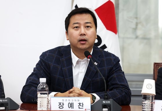 韓国与党「国民の力」指導部会議で発言中のチャン・イェチャン青年最高委員。チャン・ジニョン記者
