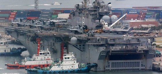 ２２日午後、釜山海軍作戦基地に強襲揚陸艦「マキン・アイランド」が入港している。ソン・ボングン記者