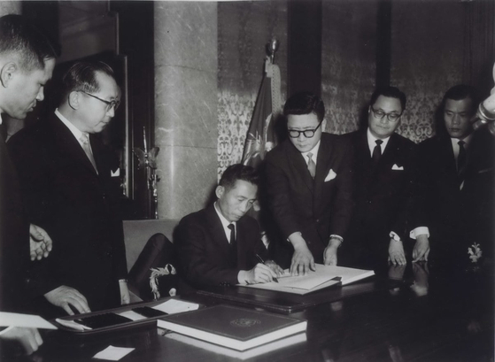 朴正熙大統領が１９６５年１２月１７日、韓日協定批准書に署名している。［中央フォト］