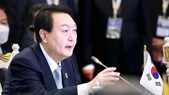 尹錫悦大統領が昨年１１月、カンボジア・プノンペンで開かれた韓・ＡＳＥＡＮ首脳会議で発言している。［写真　韓国大統領室］