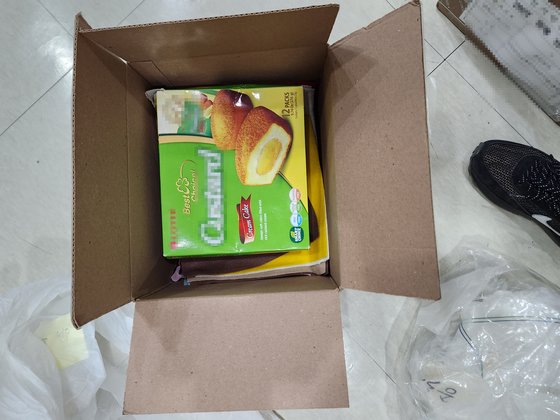 検挙された元クラブＭＤの容疑者はこのように菓子箱の隙間に密封した麻薬を隠して国際郵便で韓国に持ち込んだ。［写真　釜山警察庁］