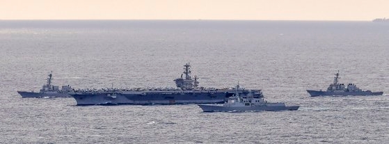 韓米海軍艦艇が２７日、済州（チェジュ）南側の公海上で空母護送訓練、防空戦など連合海上訓練をしている。左から「ウェイン・Ｅ・マイヤー」（ＤＤＧ　１０８）「ニミッツ」（ＣＶＮ　６８）、「世宗大王」（ＤＤＧ　９９１）、「ディケーター」（ＤＤＧ　７３）　［写真　海軍］