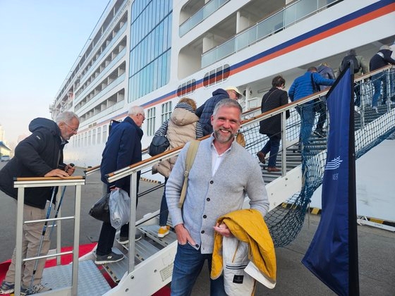 １９日午後、仁川港埠頭で韓国観光を終えた乗船客らがクルーズ「ＥＵＲＯＰＡ２」に搭乗している。ドイツ人乗船客のパトリックさん（５１）は、家族と一緒にドイツ・ベルリンから香港に来た後、今月１０日からクルーズ観光を始めた。仁川の次の寄港地は日本の神戸だ。シム・ソギョン記者