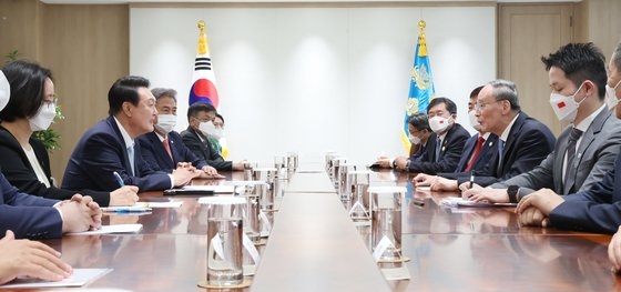 中国の王岐山国家副主席は昨年５月、尹錫悦大統領を表敬訪問した席で、３カ国首脳会議開催に対する韓国の立場を尊重すると明らかにした。［写真　大統領室写真記者団］