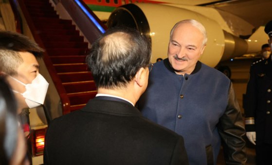 先月２８日（現地時間）、中国北京空港で歓迎を受けているベラルーシのルカシェンコ大統領。［写真　ベラルーシ大統領室　ホームページ　キャプチャー］