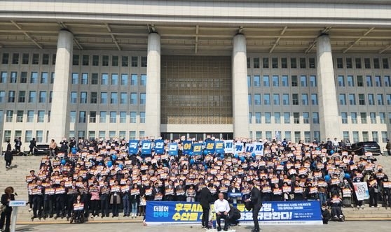 「共に民主党」はこの日午前に国会前階段で福島産水産物輸入反対と対日屈辱外交糾弾大会を開いた。チョン・ヨンファン記者