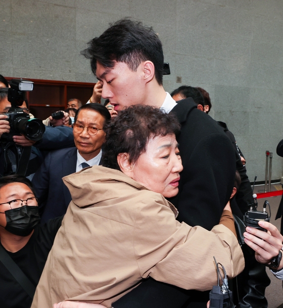 全斗煥（チョン・ドゥファン）元大統領の孫チョン・ウウォン氏を抱く５・１８犠牲者遺族　チャン・ジョンピル客員記者