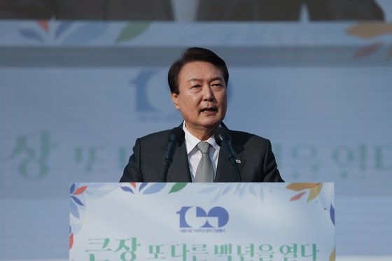 韓国の尹錫悦（ユン・ソクヨル）大統領が１日午後、大邱（テグ）西門（ソムン）市場で開かれた「西門市場１００周年記念式」で記念演説を行っている。［写真　大統領室］