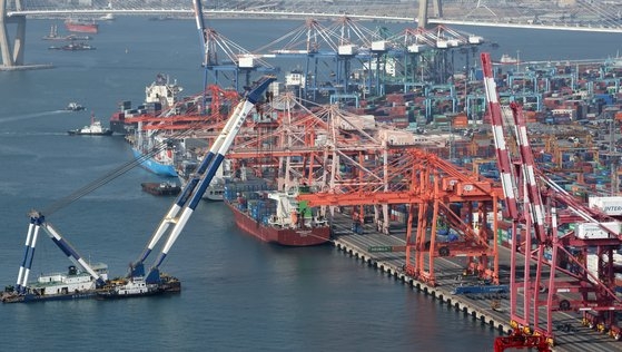 韓国の輸出が前年同月比で６カ月連続でマイナスとなり、貿易赤字は１３カ月間続いている。写真は釜山の戡蠻（ガムマン）埠頭。　ソン・ボンングン記者