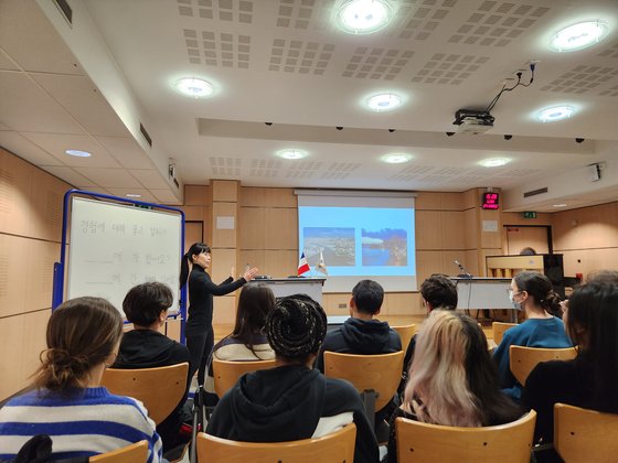 先月２７日（現地時間）、フランス・パリのクロードモネ高校で生徒たちが韓国語の授業を聞く様子。教師のチョ・ユンジョン氏がフランス・マルセイユと韓国・釜山（プサン）を比較しながら説明している。パリ＝チャン・ユンソ記者