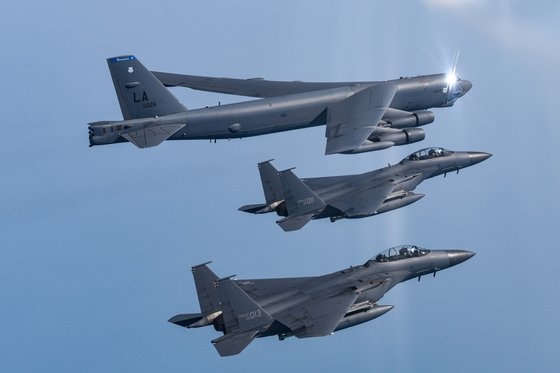 先月６日、朝鮮半島西海（ソヘ、黄海）上空で韓国側のＦ－１５ＫおよびＫＦ－１６戦闘機と米国側のＢ－５２Ｈ戦略爆撃機が参加した中、韓米空軍が連合空中訓練を実施した。　［写真　韓国国防部］
